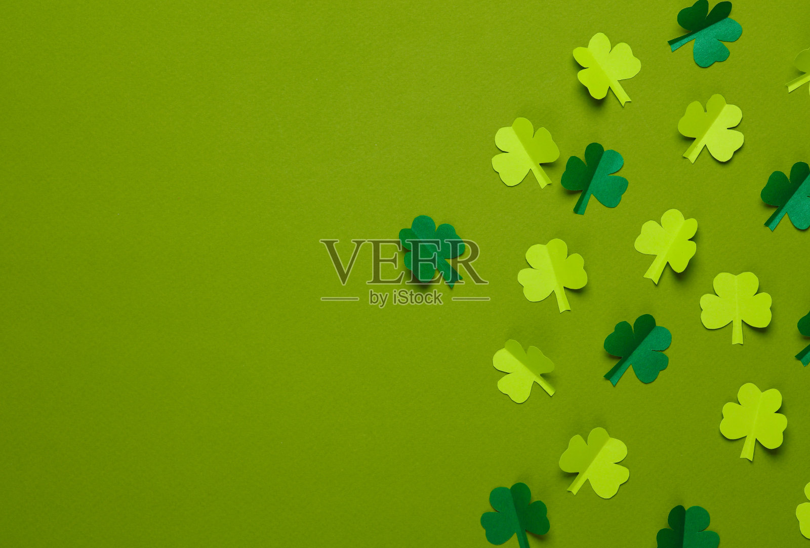 圣帕特里克节。剪纸三叶草叶在绿色的背景。3月17日。纸艺术。平的。副本的空间。俯视图照片摄影图片