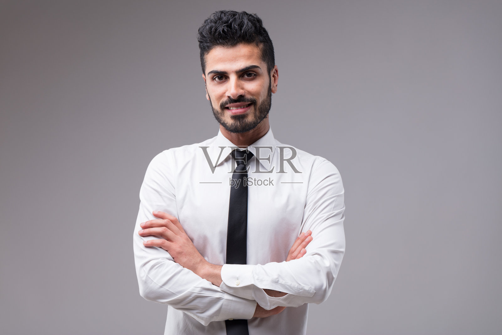 深色皮肤的男人，白衬衫，黑领带，很能干照片摄影图片