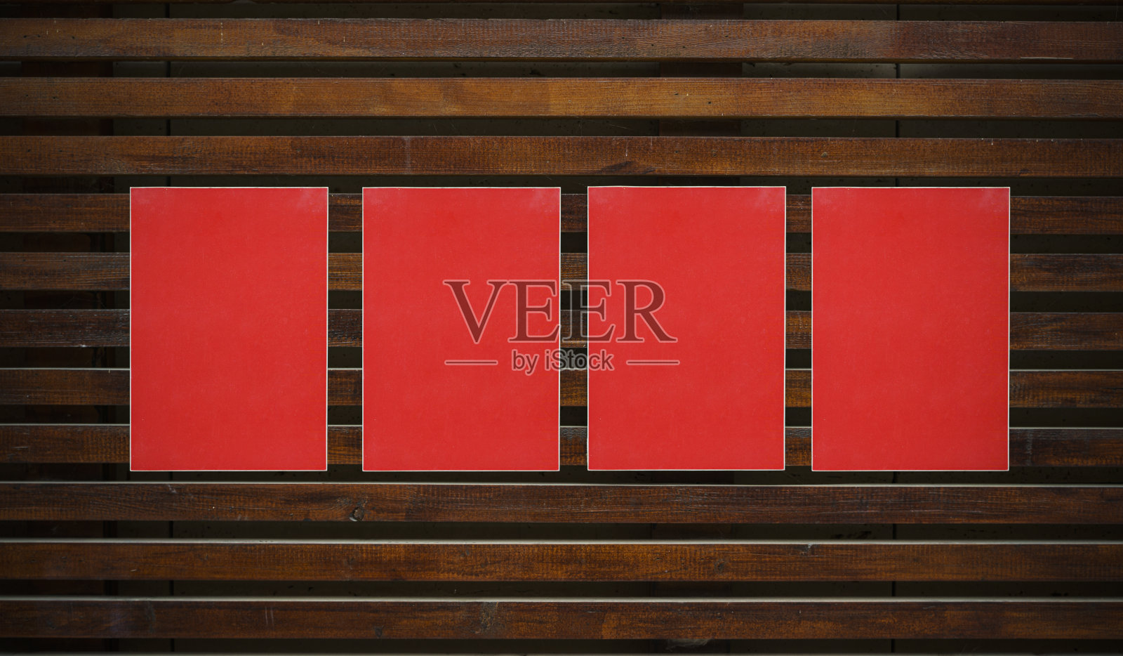 木背景上的红色空标语牌照片摄影图片