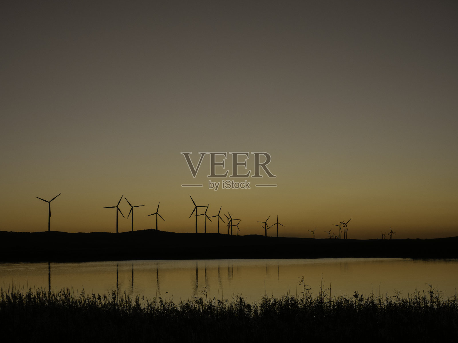 日落时的风电场照片摄影图片