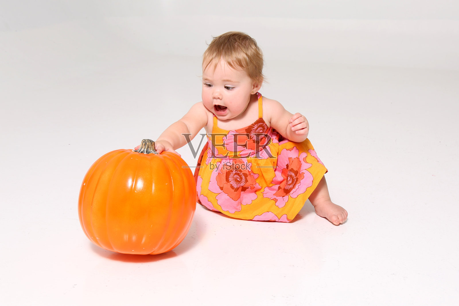 宝宝在玩万圣节南瓜照片摄影图片