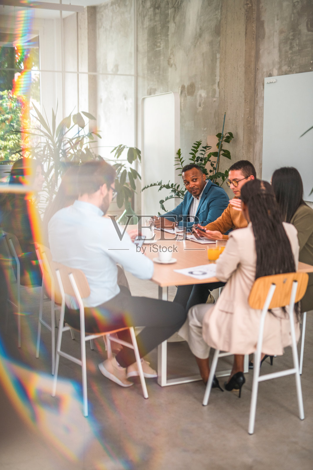 动态商务会议:多元文化团队的行动照片摄影图片