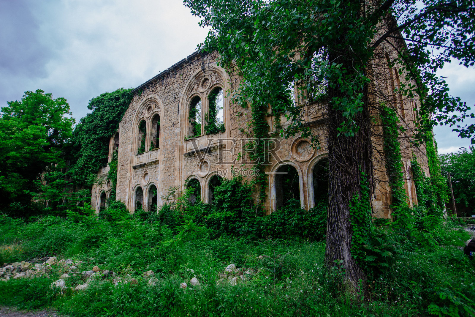 古老的、被遗弃的、被植物覆盖的历史建筑废墟照片摄影图片