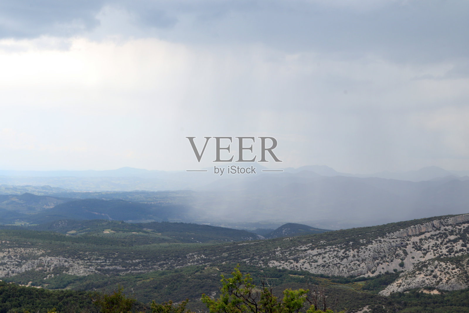 雨与太阳之间照片摄影图片