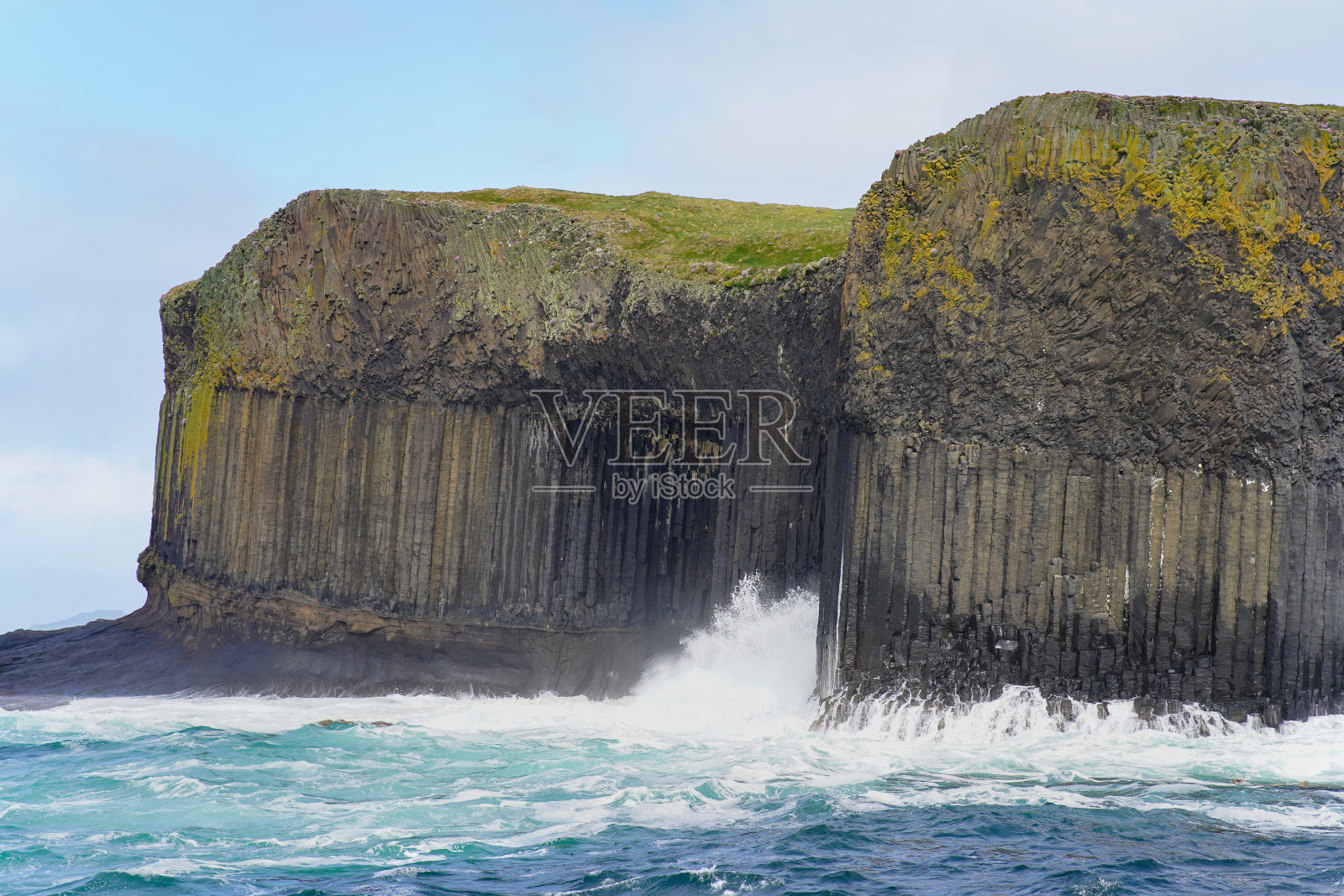 斯塔法岛上芬格尔洞穴的入口照片摄影图片