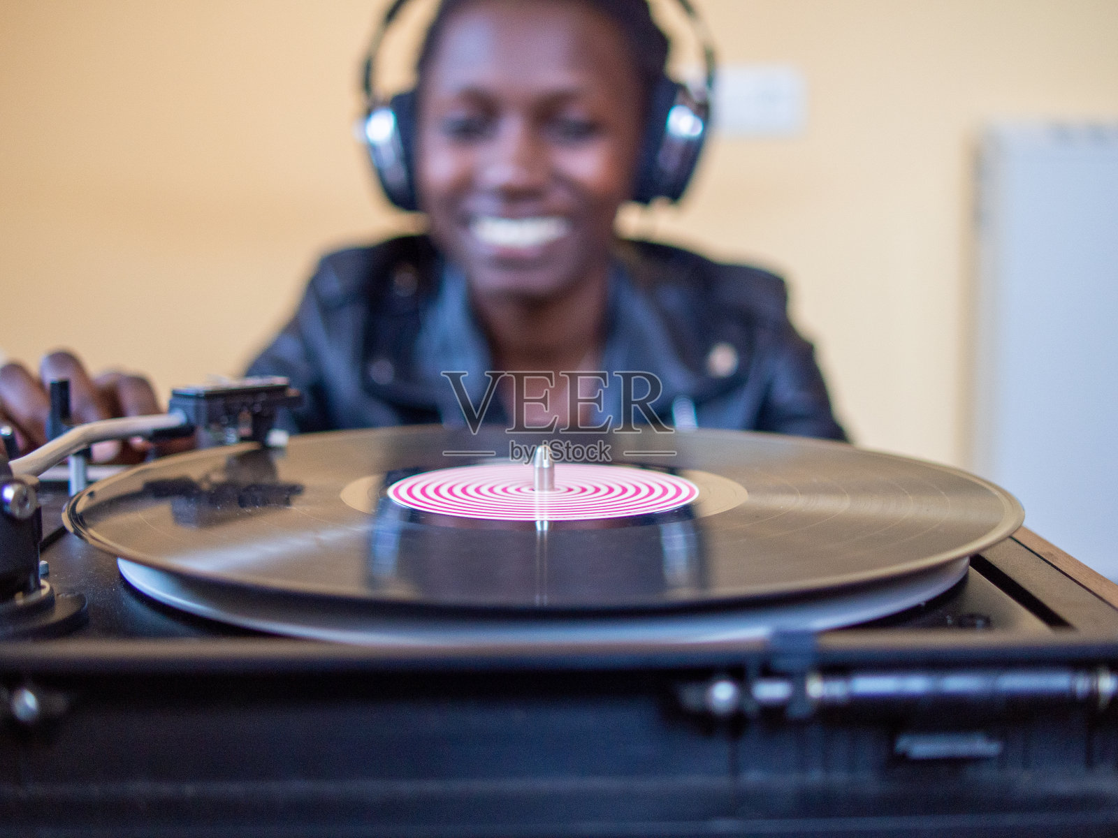 年轻女子dj黑胶会议照片摄影图片