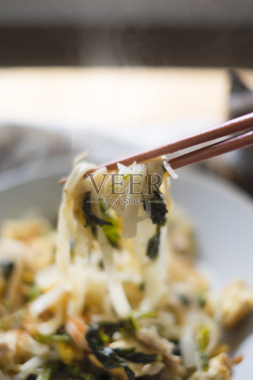 泰式炒粉是泰国菜。它是用米粉做的。照片摄影图片