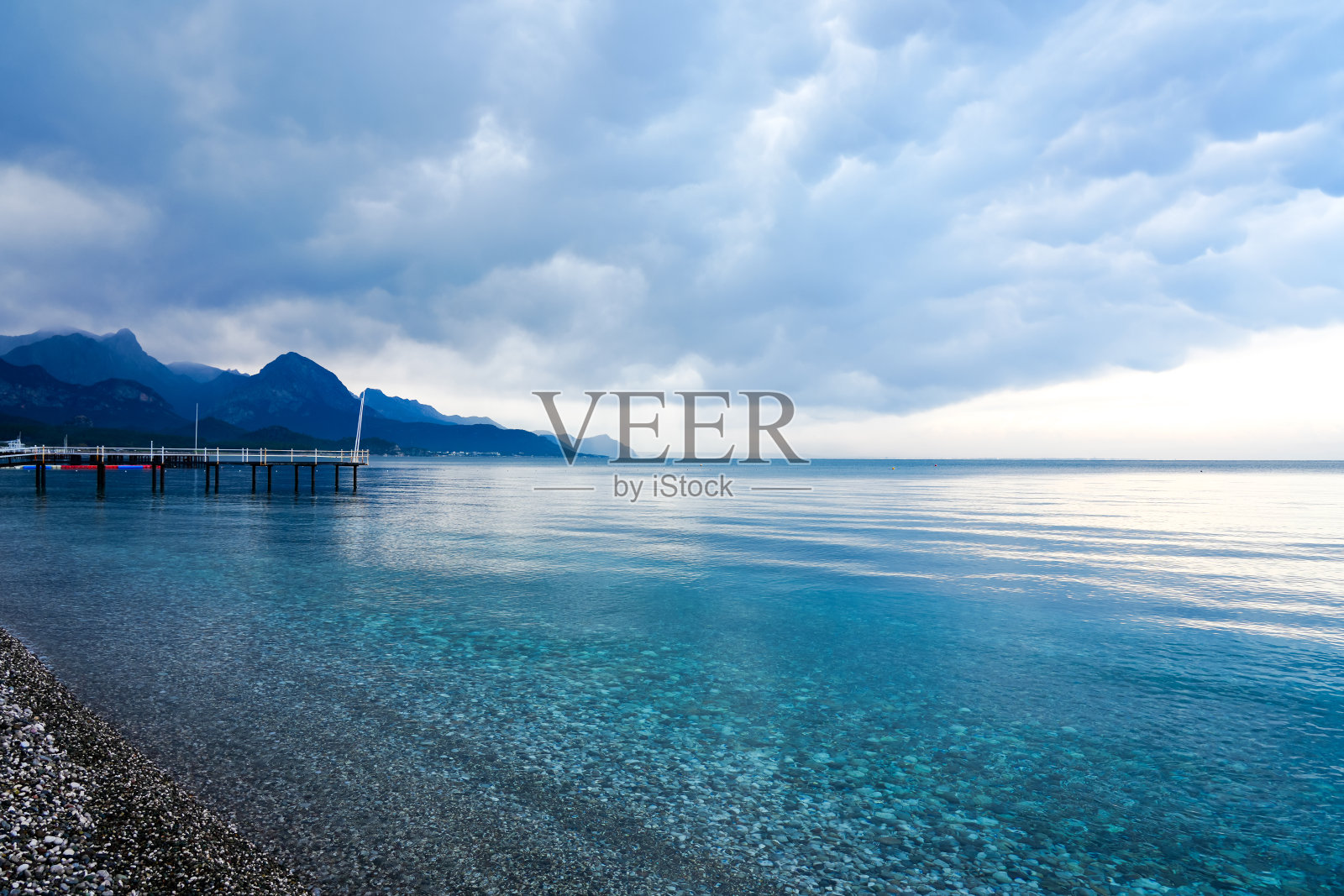 地中海附近的凯默尔。土耳其的风景。照片摄影图片