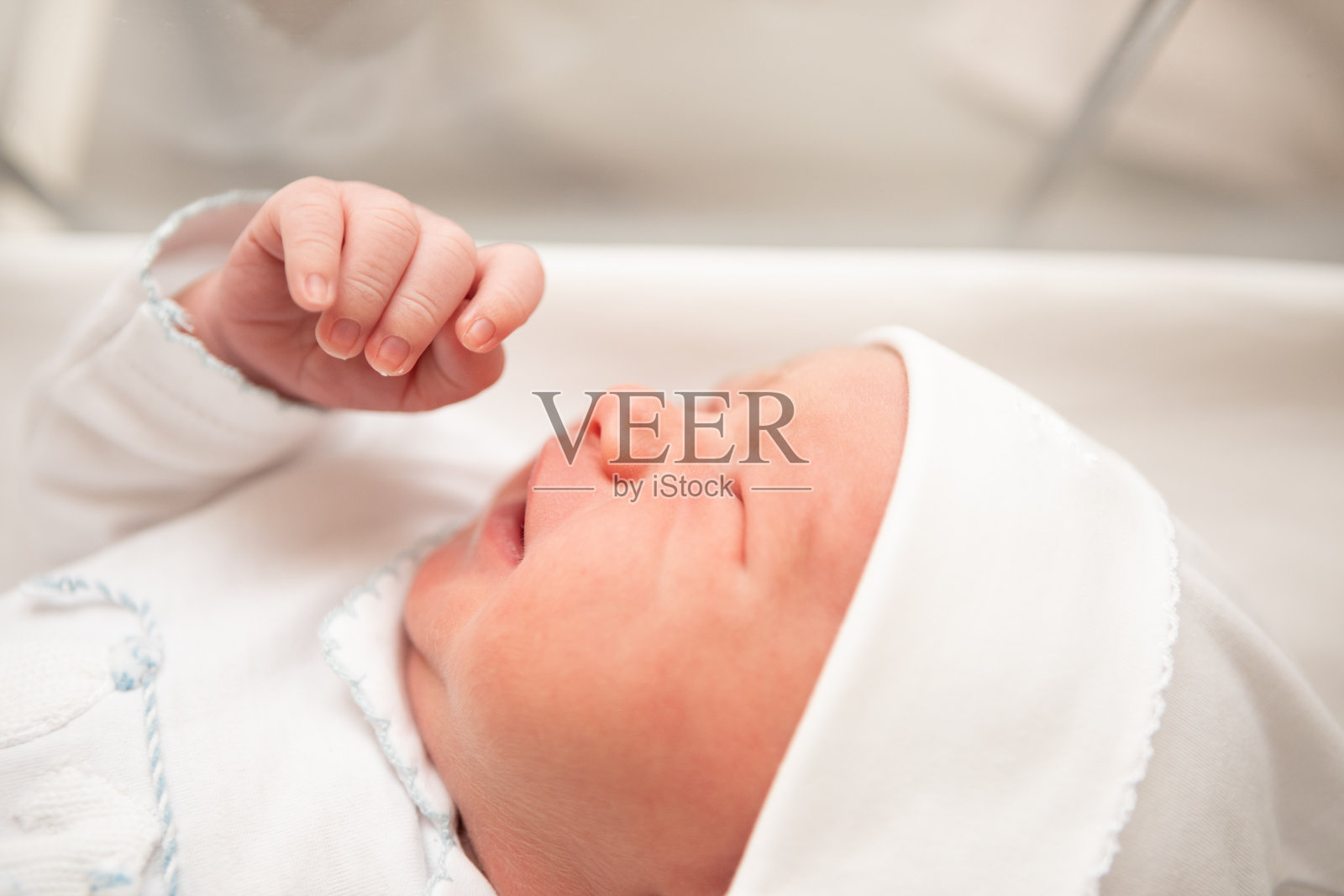 刚出生一天的婴儿在医院照片摄影图片