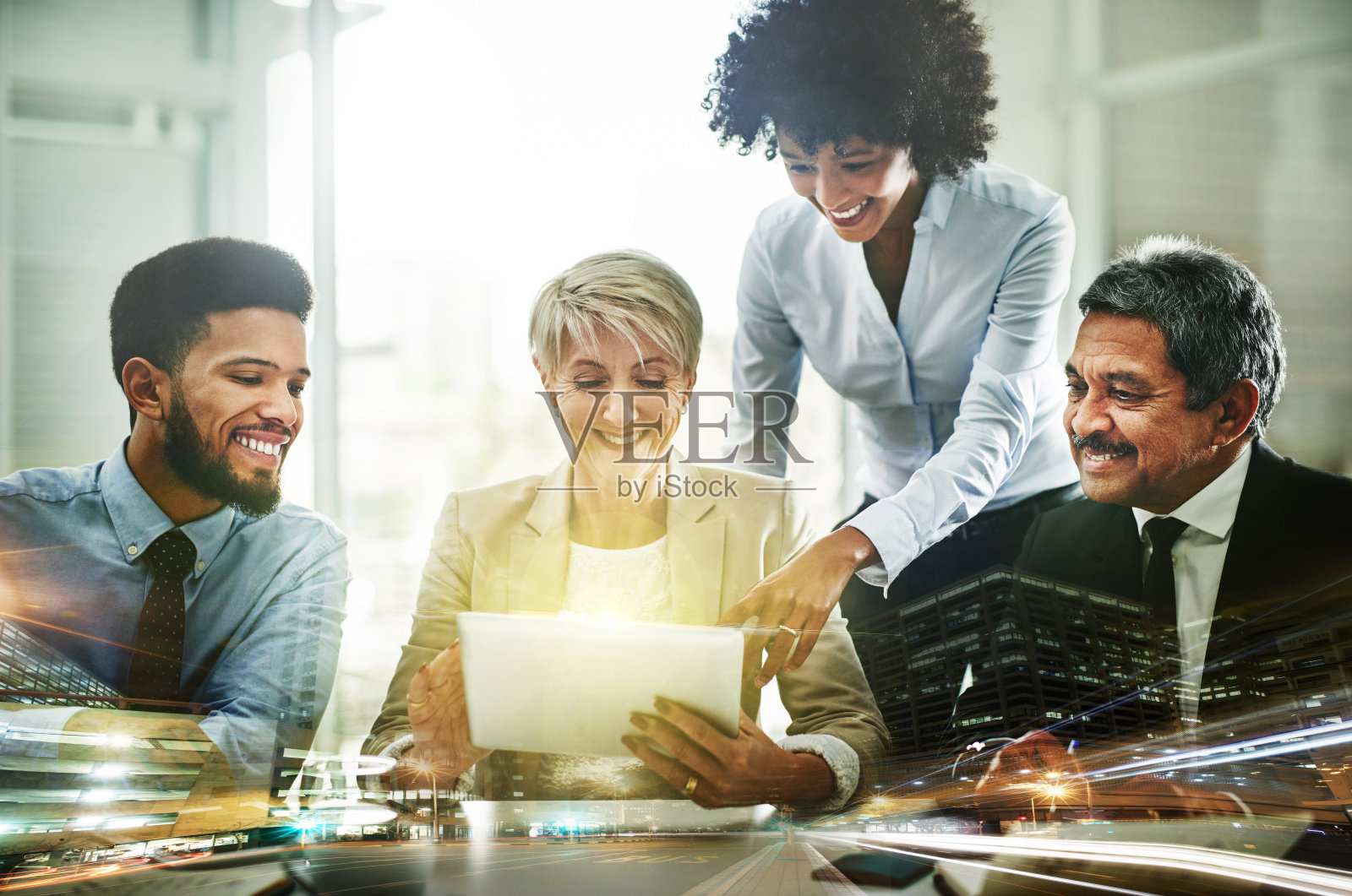 团队合作，平板电脑和覆盖业务人员在办公室进行研究，计划或头脑风暴的想法。技术，城市双曝光或团队协作的员工触摸屏在晚上照片摄影图片