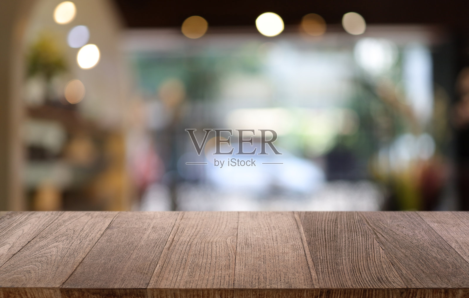 空木桌面和户外花园背景的模糊。空木桌面空间用于文字营销推广。空白木表复制空间的背景照片摄影图片