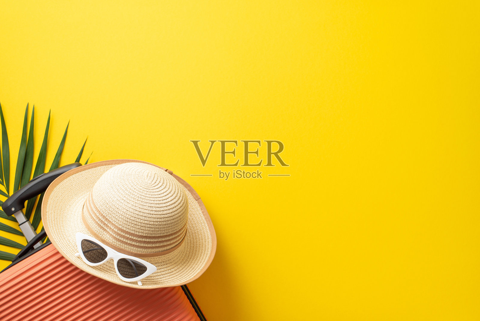 热带之旅概念。橙色行李箱的俯视图照片，草帽和太阳镜在孤立的亮黄色背景与复制空间照片摄影图片