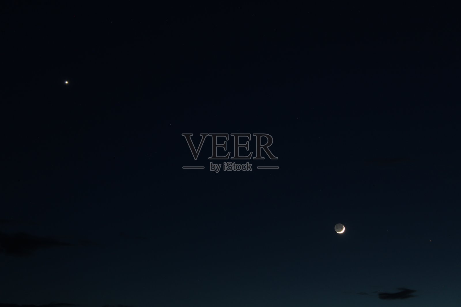 夜空中的新月和金星。照片摄影图片