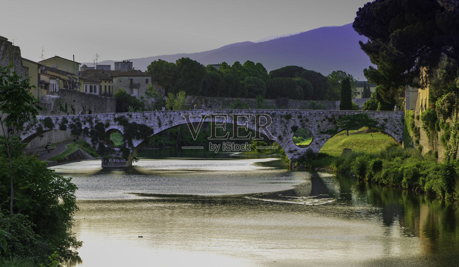 意大利托斯卡纳普拉托比森齐奥河上的历史悠久的老石头莫卡塔莱桥照片摄影图片