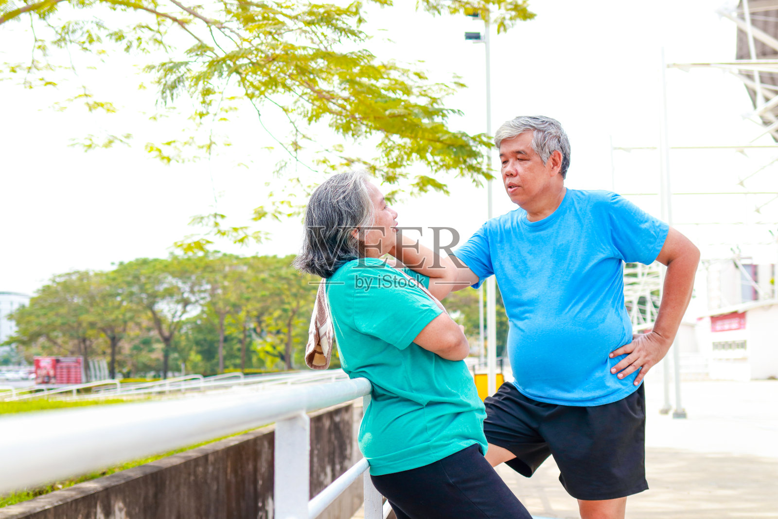 亚洲老夫妇一起在户外运动。体育的概念。退休后的医疗保健。照片摄影图片