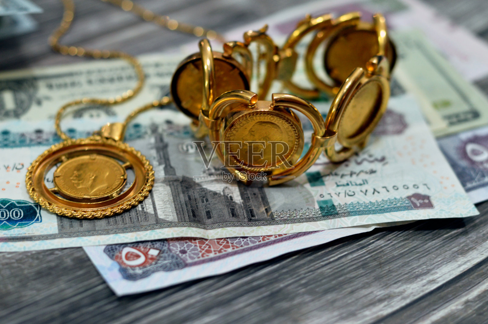 美元、埃及镑和沙特里亚尔纸币与英国主权金币照片摄影图片