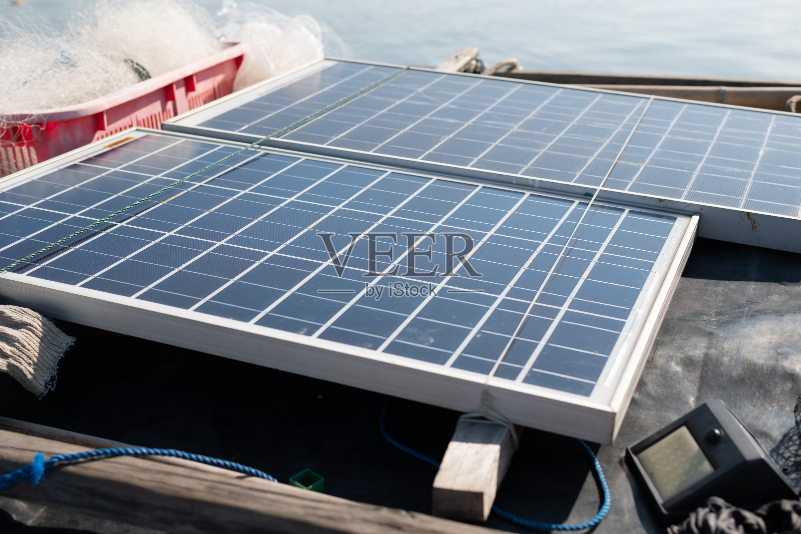 屋顶上安装了太阳能电池板照片摄影图片