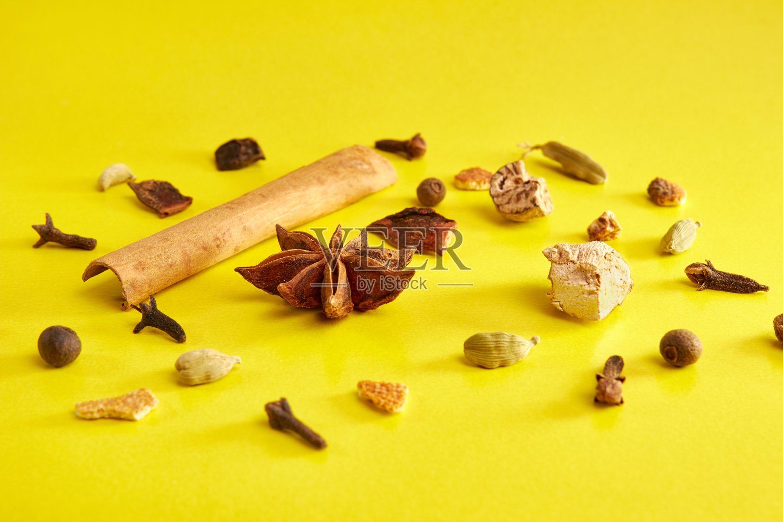 用来制作热葡萄酒的香料混合物。热酒精饮料的制备照片摄影图片