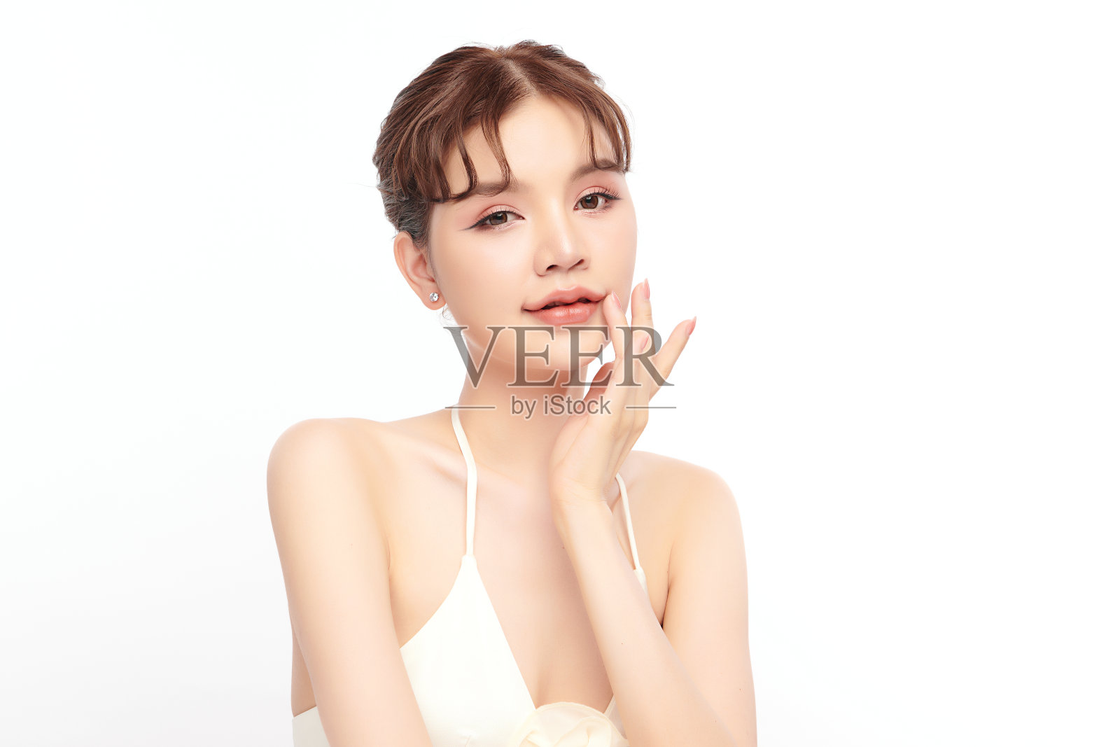 美丽年轻的亚洲女性，干净清新的皮肤在白色的背景，面部护理，面部护理，美容，美容和水疗，亚洲女性肖像。照片摄影图片