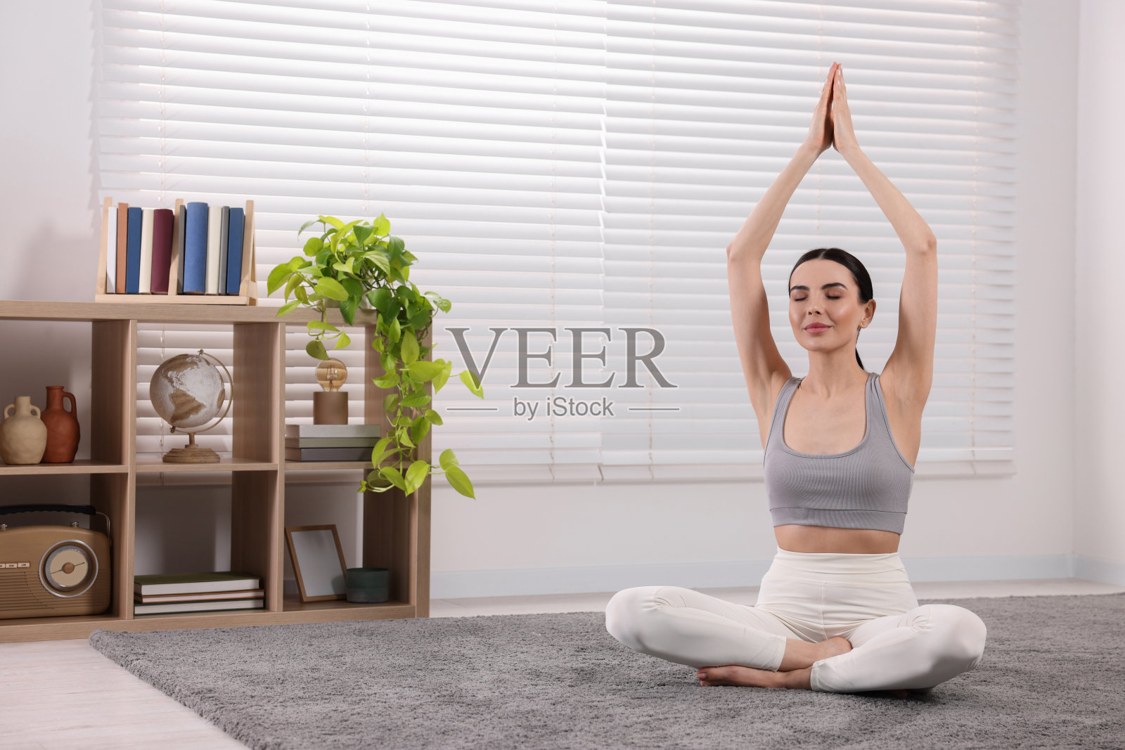 穿着运动服的女人在家里沉思，给文字留出空间照片摄影图片