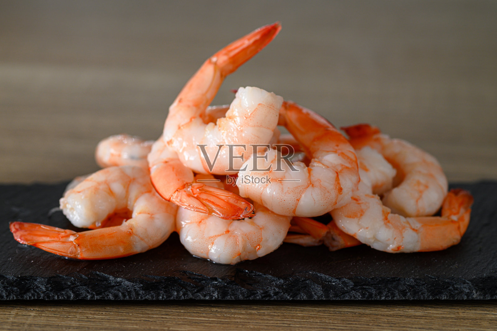 去皮的虾放在石头砧板上照片摄影图片