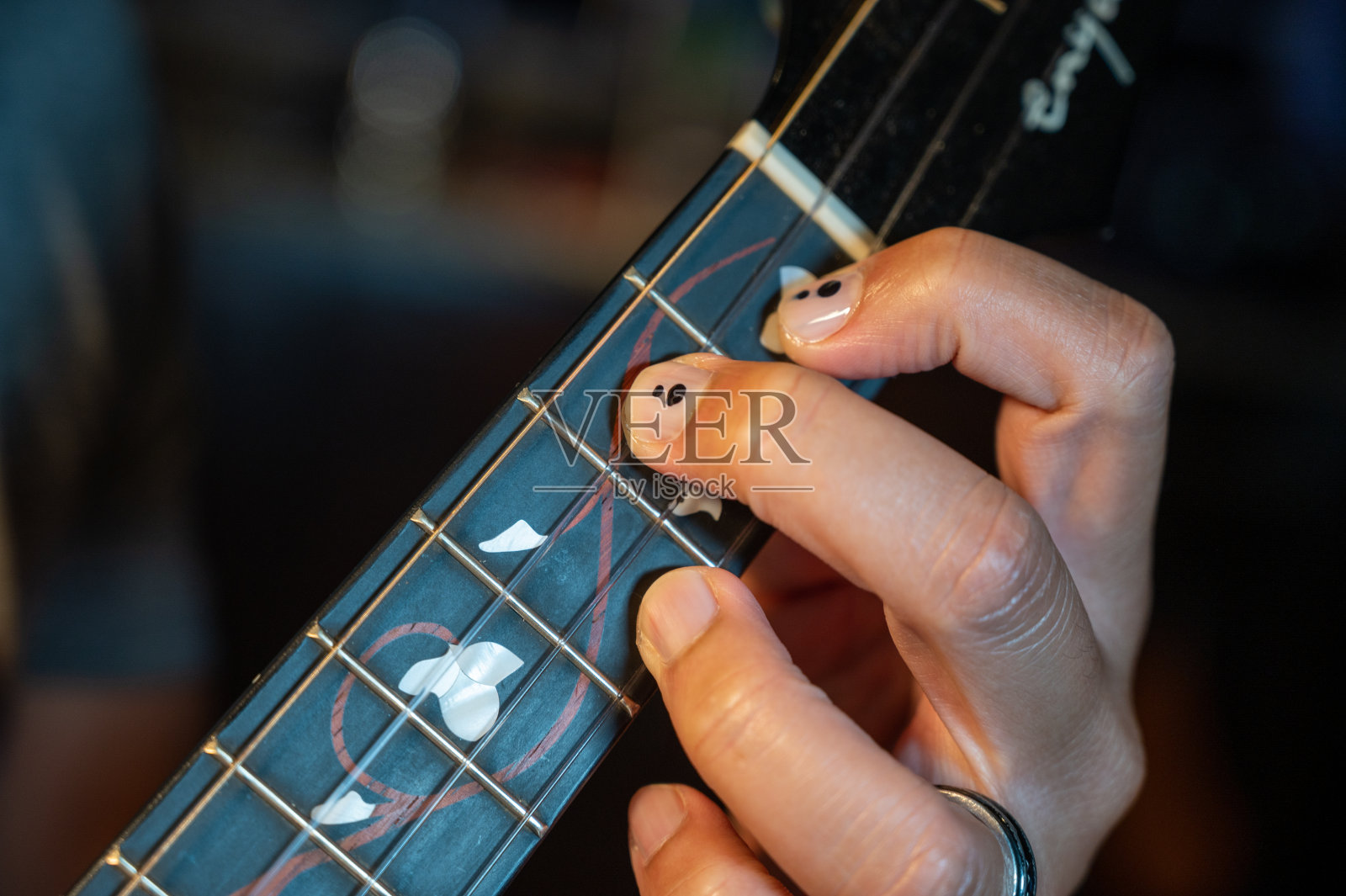 手放在尤克里里琴上照片摄影图片
