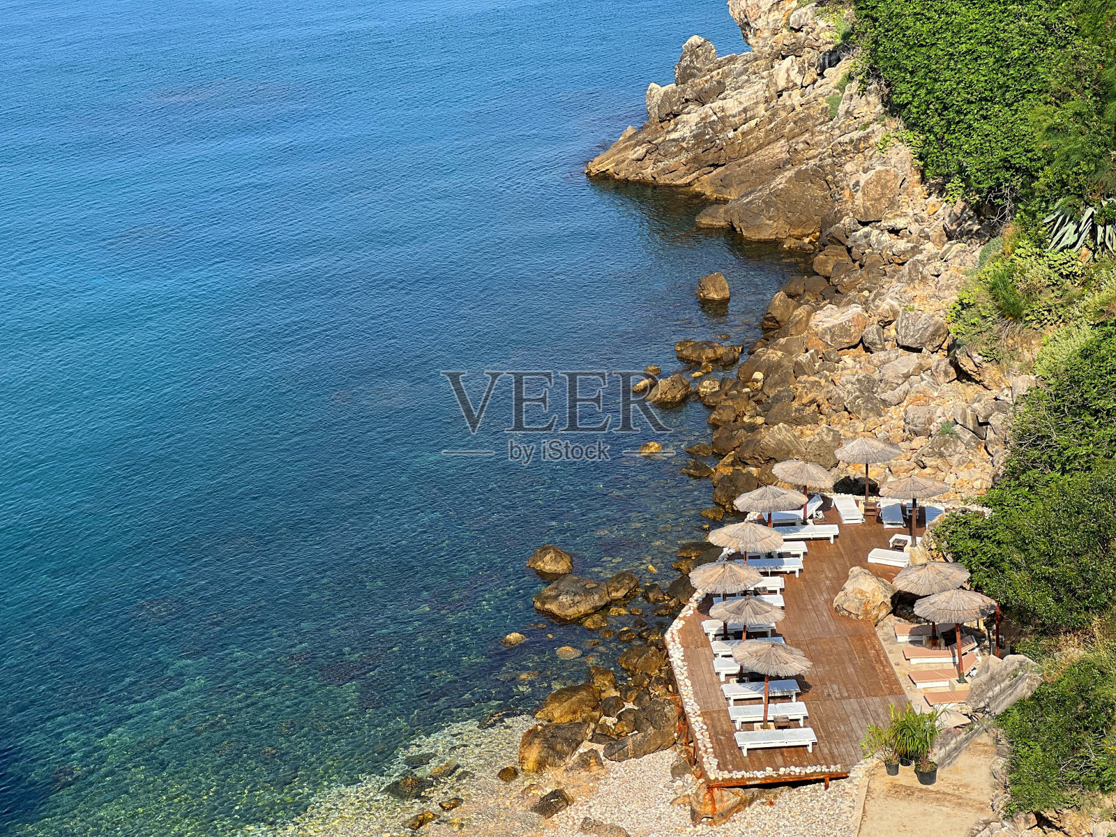 夏季，亚得里亚海和卵石滩在黑山乌尔奇尼的岩石海岸。照片摄影图片