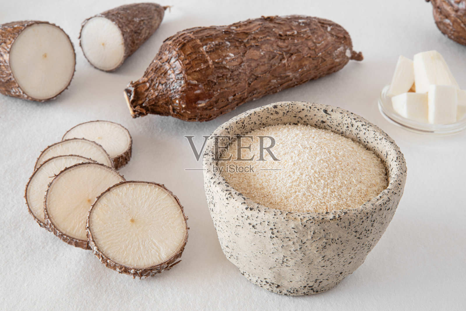 生木薯和面粉照片摄影图片