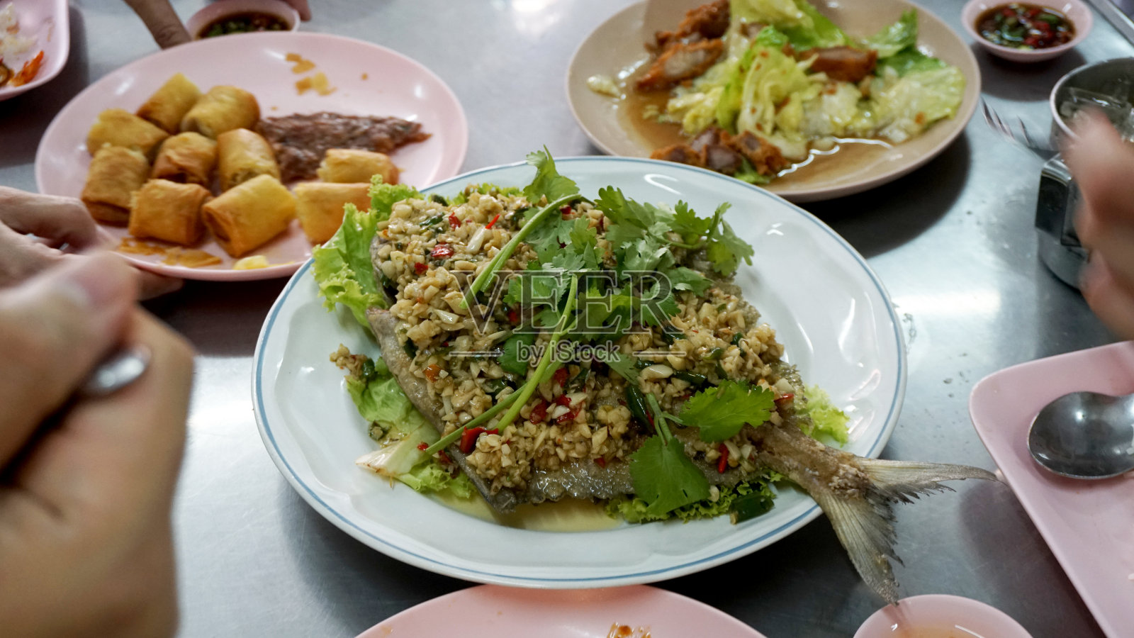 油炸的泰国鱼，辣味十足，味道酸甜，配着米饭吃照片摄影图片