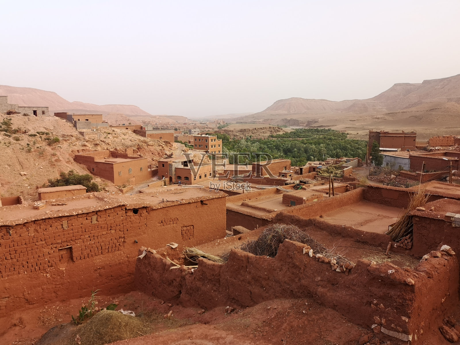 山洞在沙漠中的一座山上，红色的颜色和蓝色的天空照片摄影图片