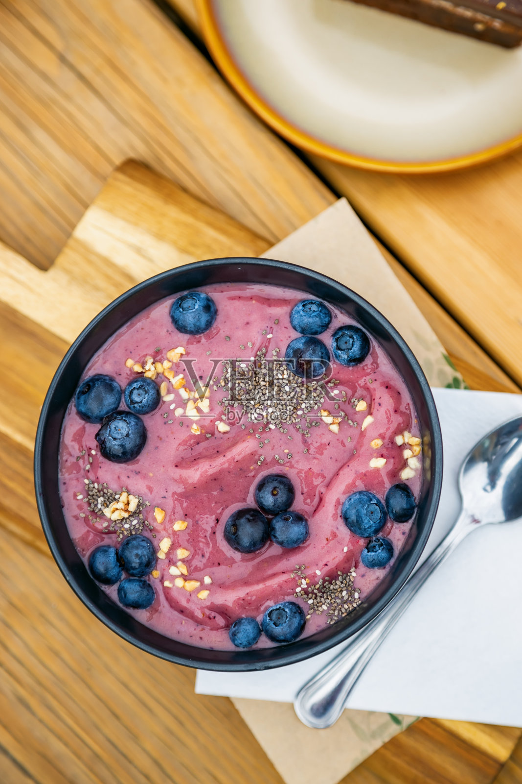 新鲜蓝莓和奇亚籽生冰沙碗照片摄影图片