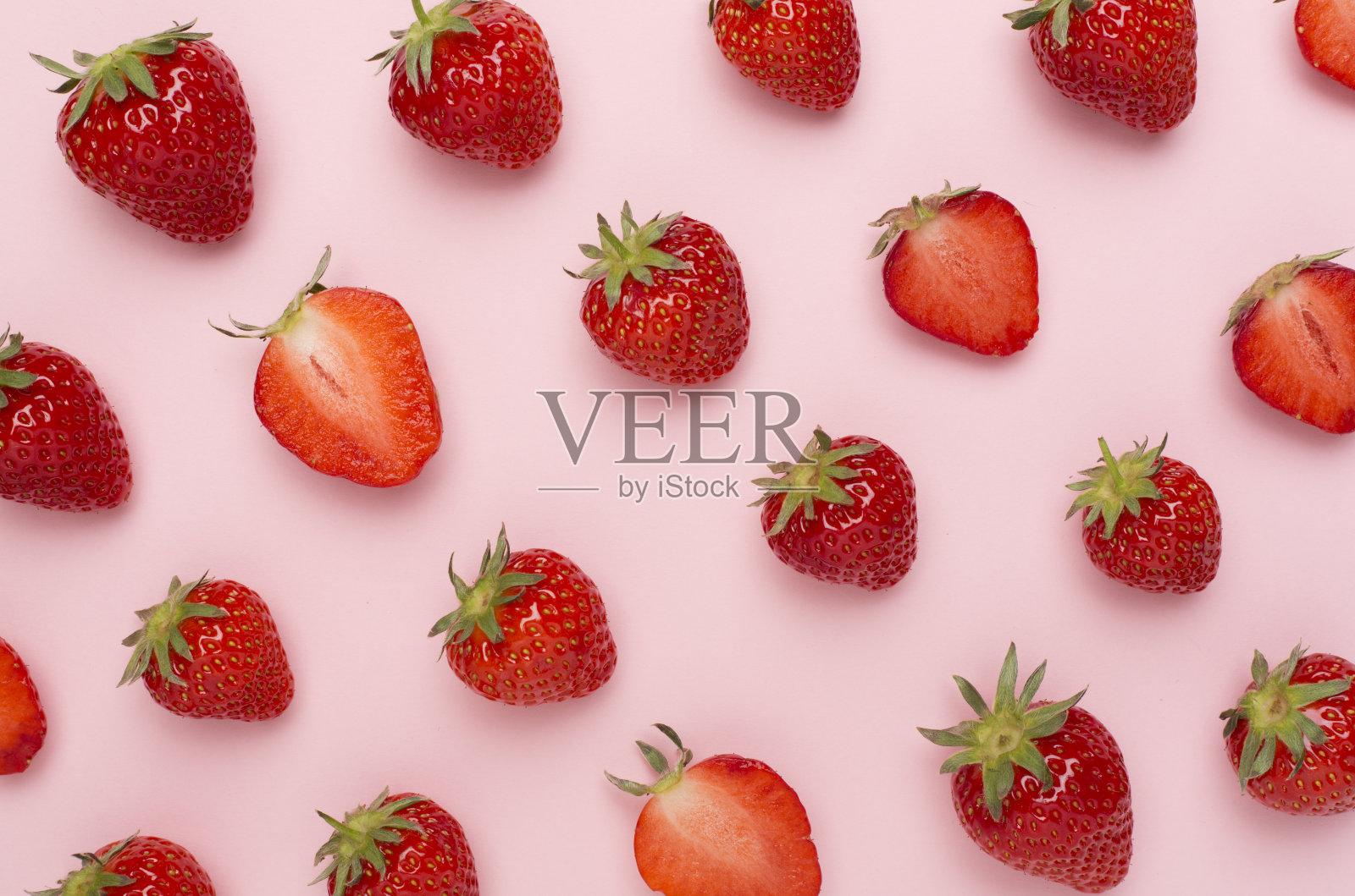 草莓带叶子的彩色背景，俯视图照片摄影图片