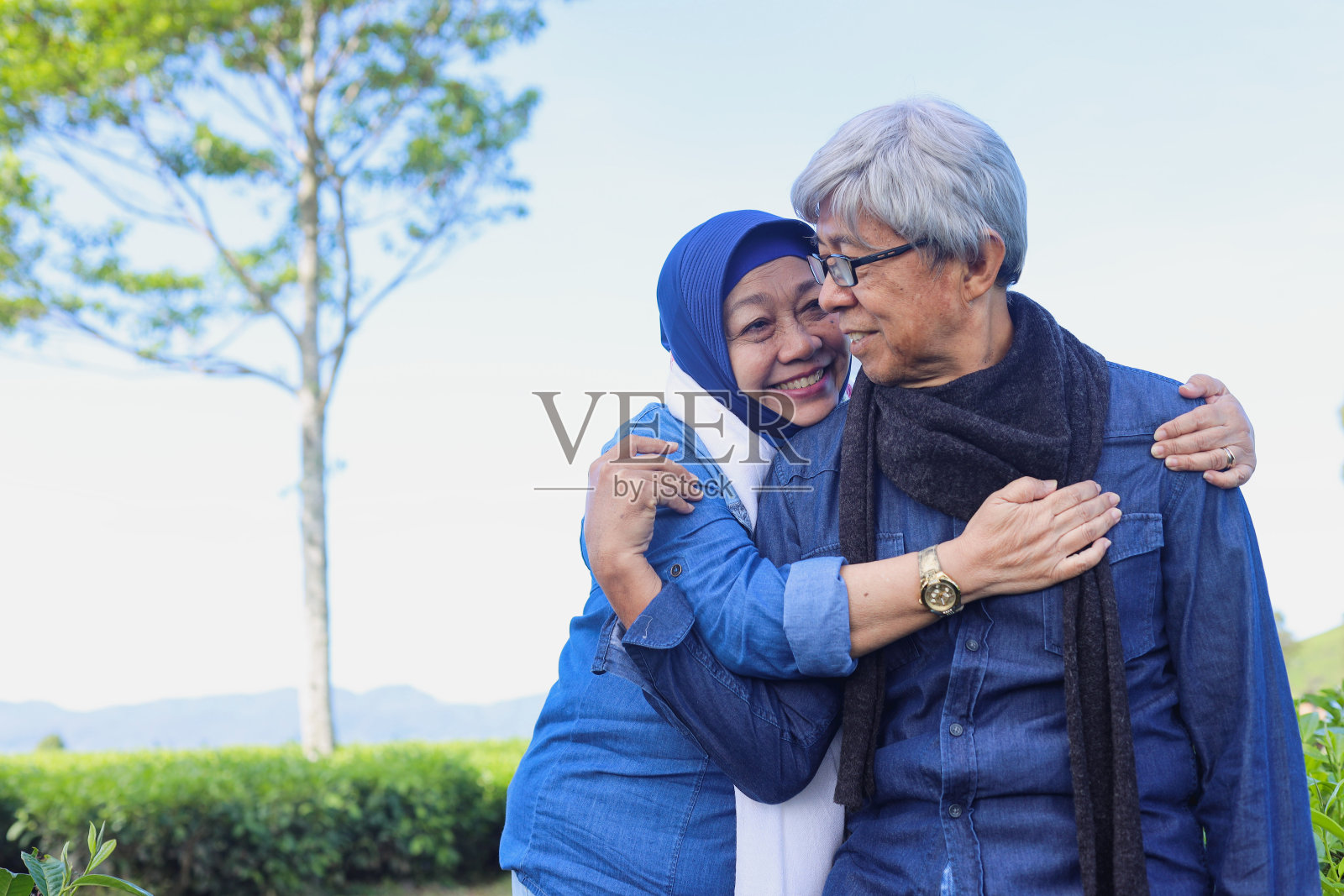 老夫妇拥抱照片摄影图片