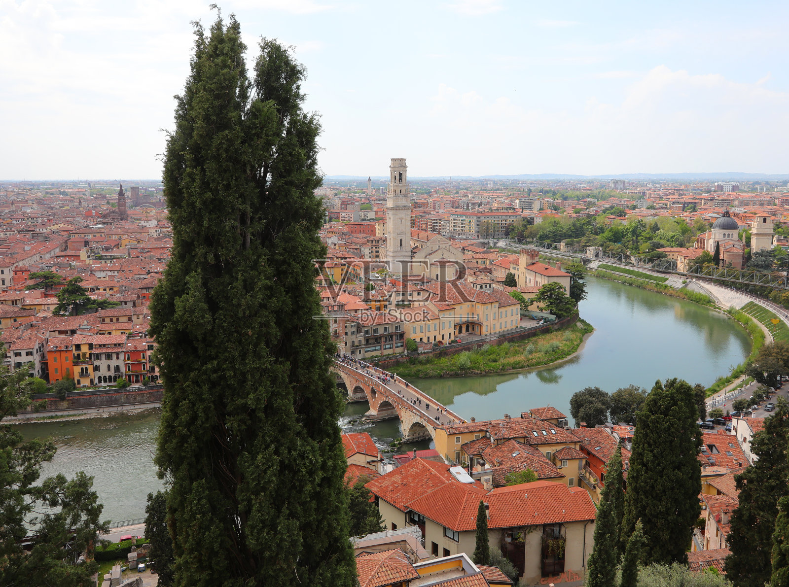 意大利维罗纳市阿迪杰河的弯道照片摄影图片