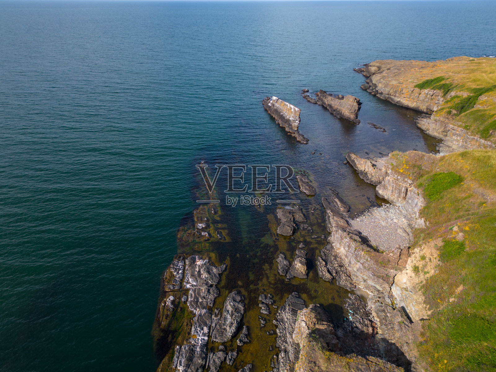 在保加利亚南部瓦尔瓦拉镇附近的黑海岩石海岸线的鸟瞰图，提供了一个迷人的自然美景和海岸壮丽的展示照片摄影图片