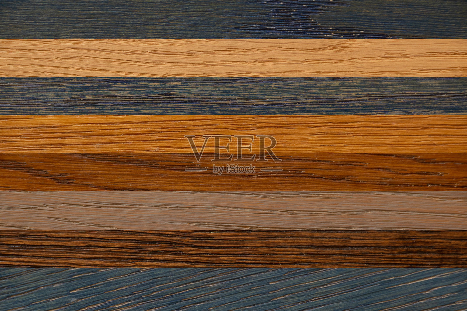 条纹的木制多色板为背景，线条为蓝棕色米色照片摄影图片