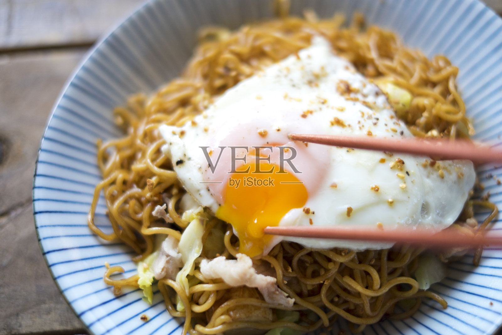 餐桌上的日式烧面。照片摄影图片