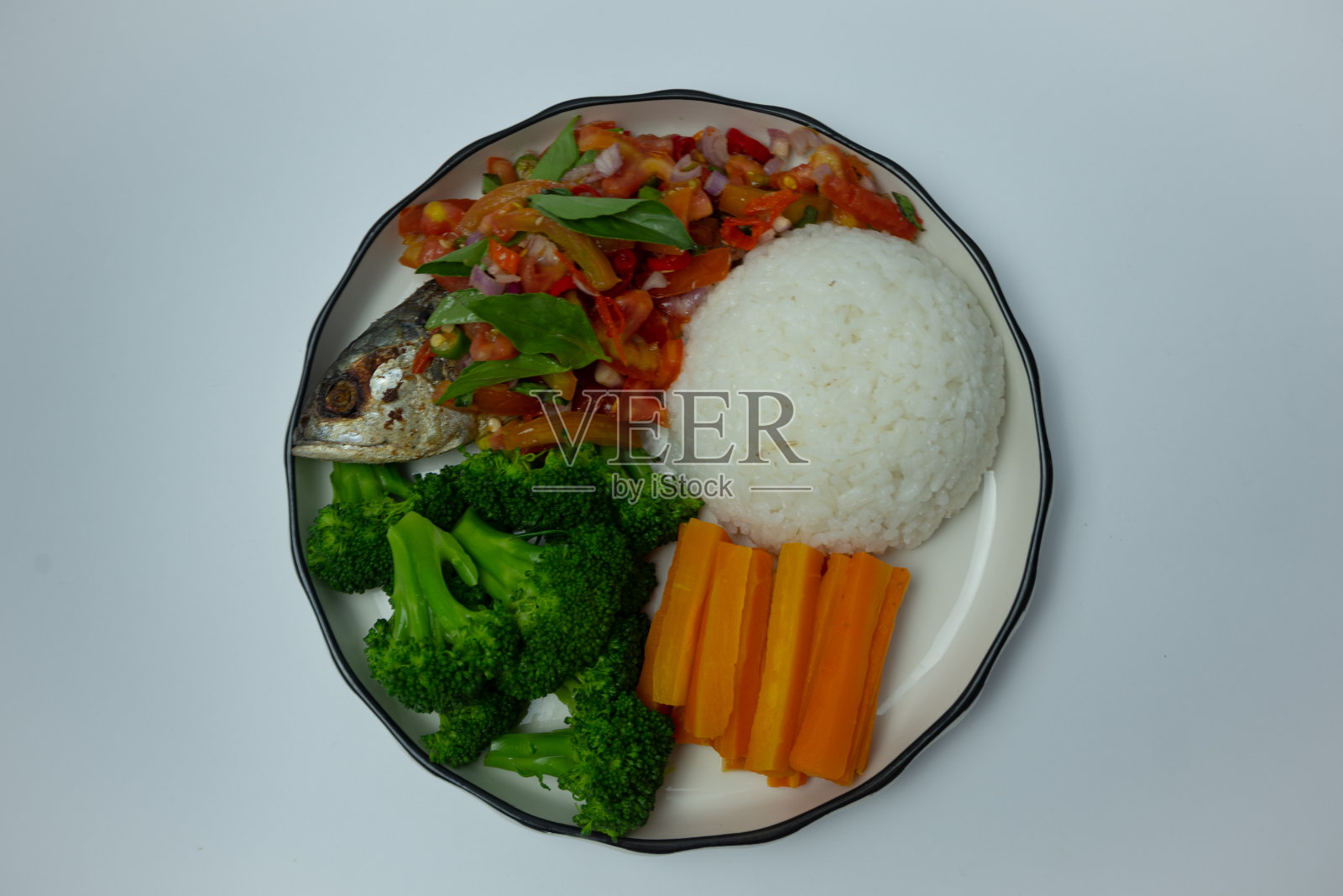 一份鱼素食物，菜单上有煮胡萝卜和西兰花，大布大布酱炸鱼。照片摄影图片