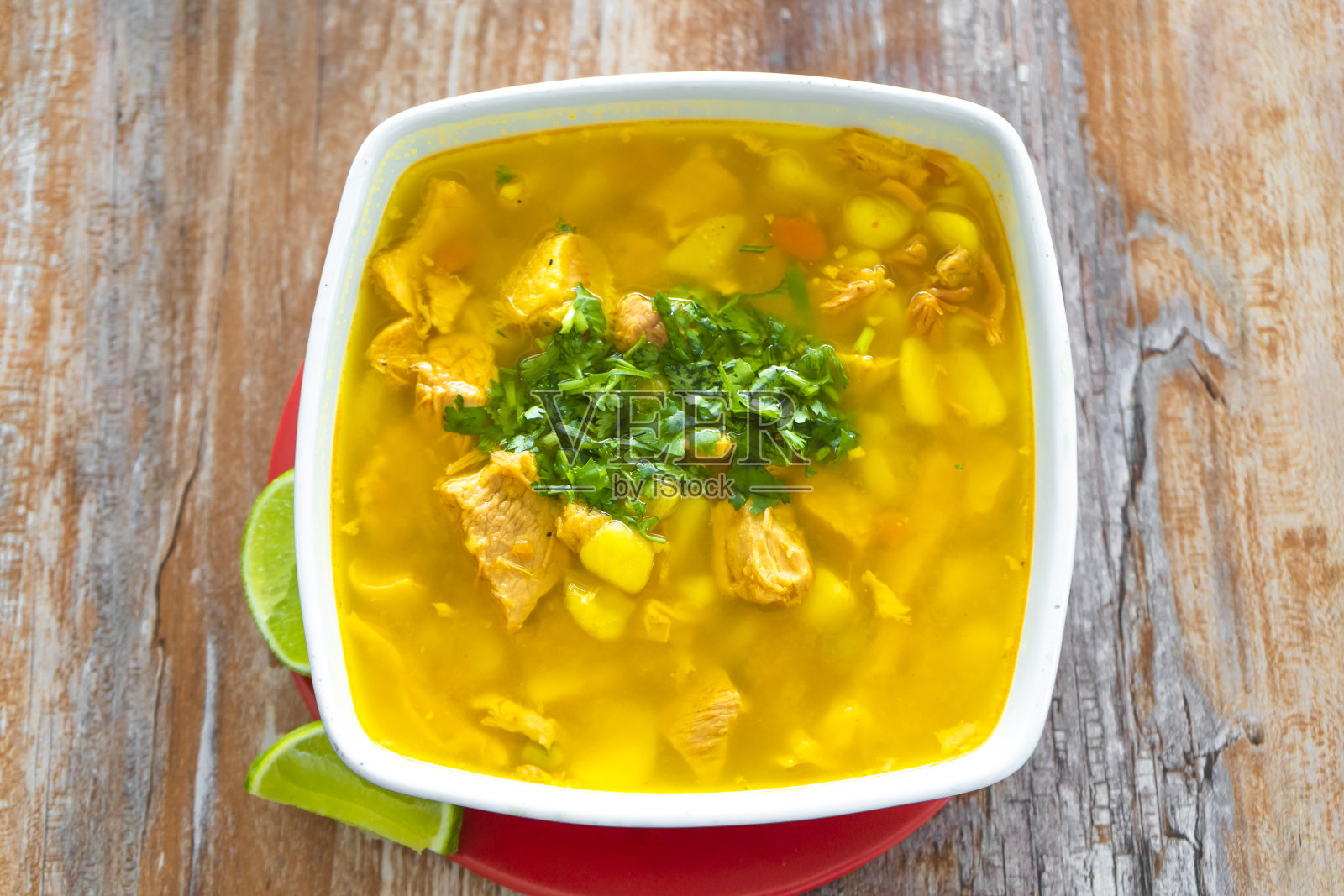 新鲜的肉汤-传统的哥伦比亚食物照片摄影图片