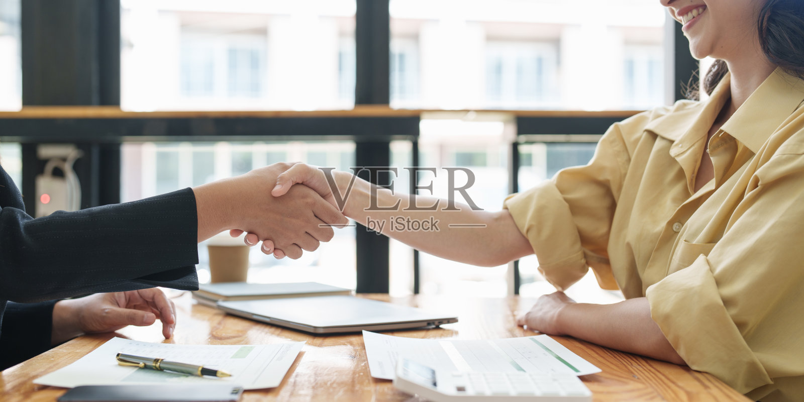 商务人士握手。成功的商人在成交后握手。完成会议概念照片摄影图片