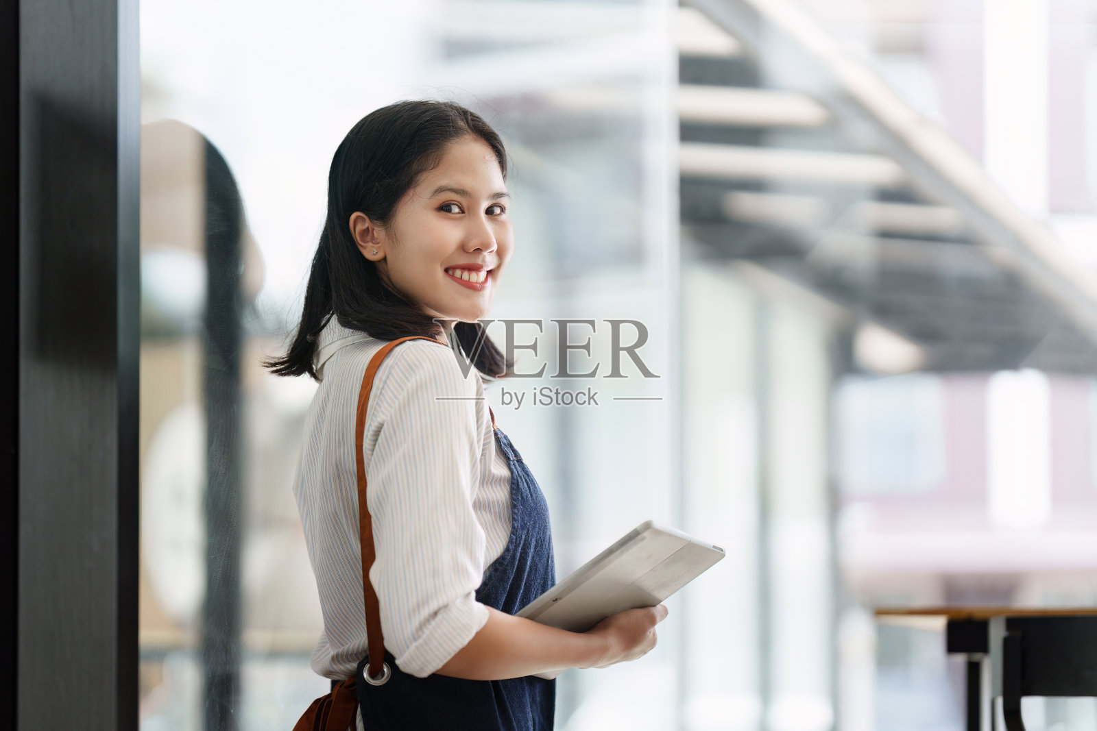 站在咖啡馆微笑的亚洲咖啡馆老板或咖啡师。餐饮业的女小企业主照片摄影图片