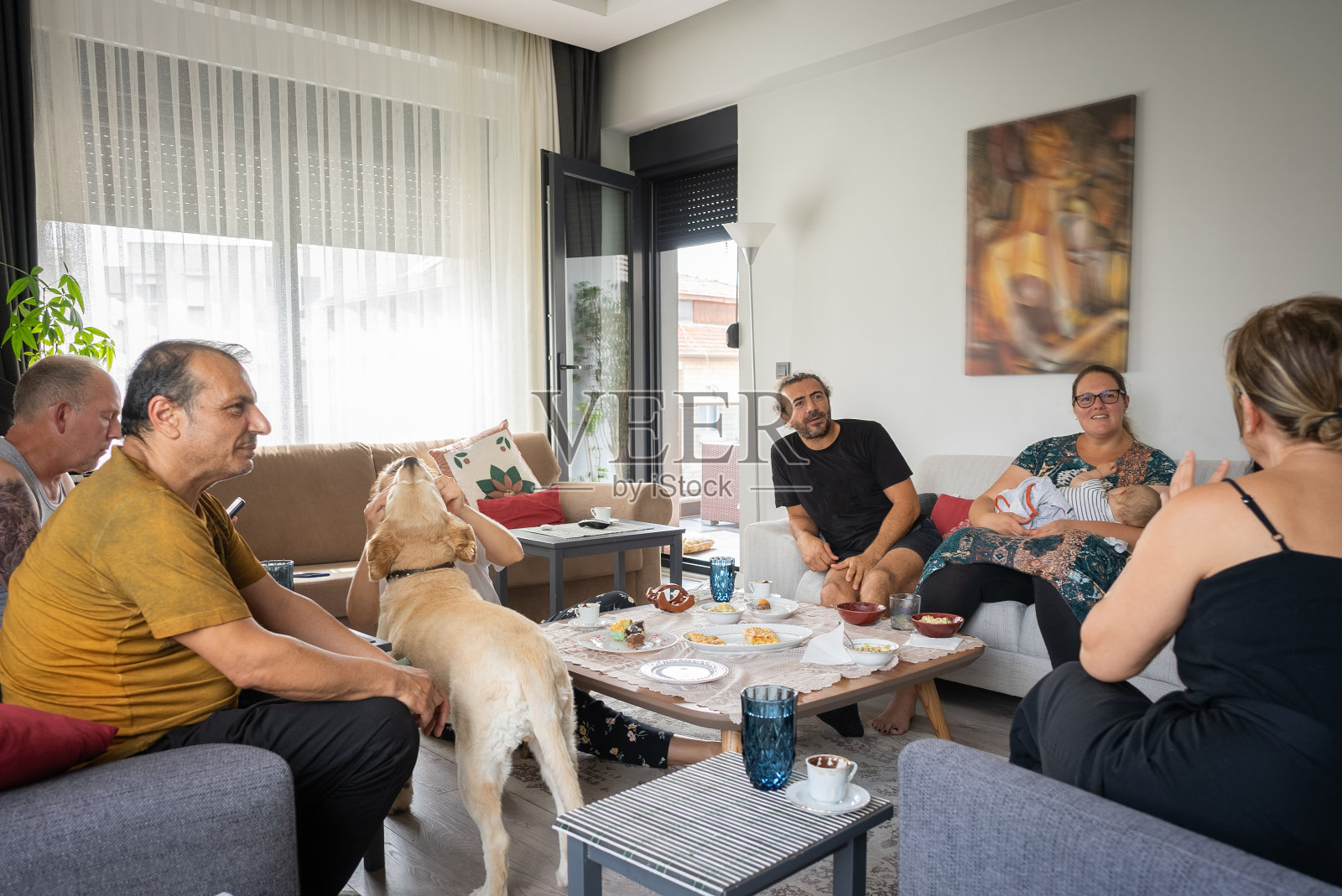 与多民族中年朋友的家庭聚会照片摄影图片