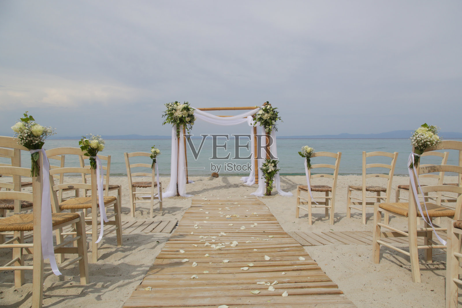 户外沙滩婚礼仪式设置，沙滩婚礼场地，没有人，简单的波西米亚风格照片摄影图片