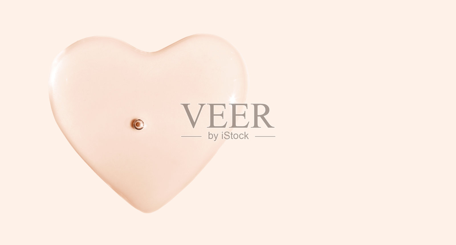 米色背景上的透明凝胶血清圆滴照片摄影图片