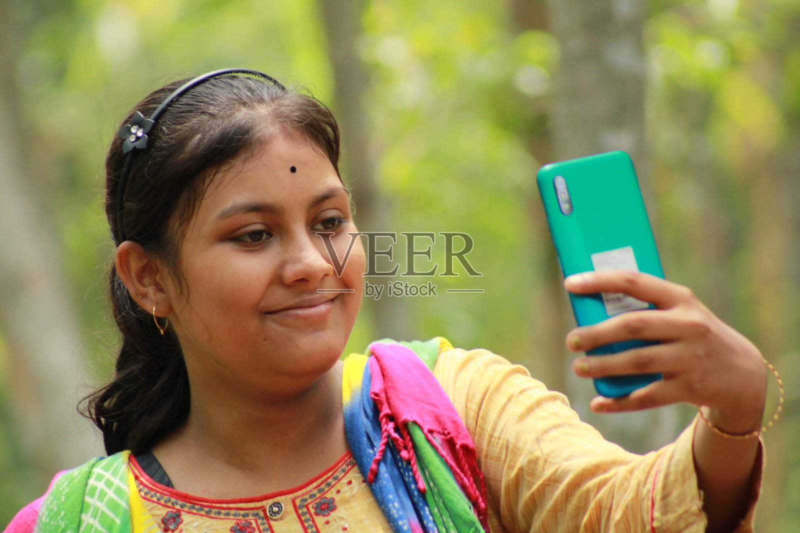 印度小女孩在自拍。照片摄影图片