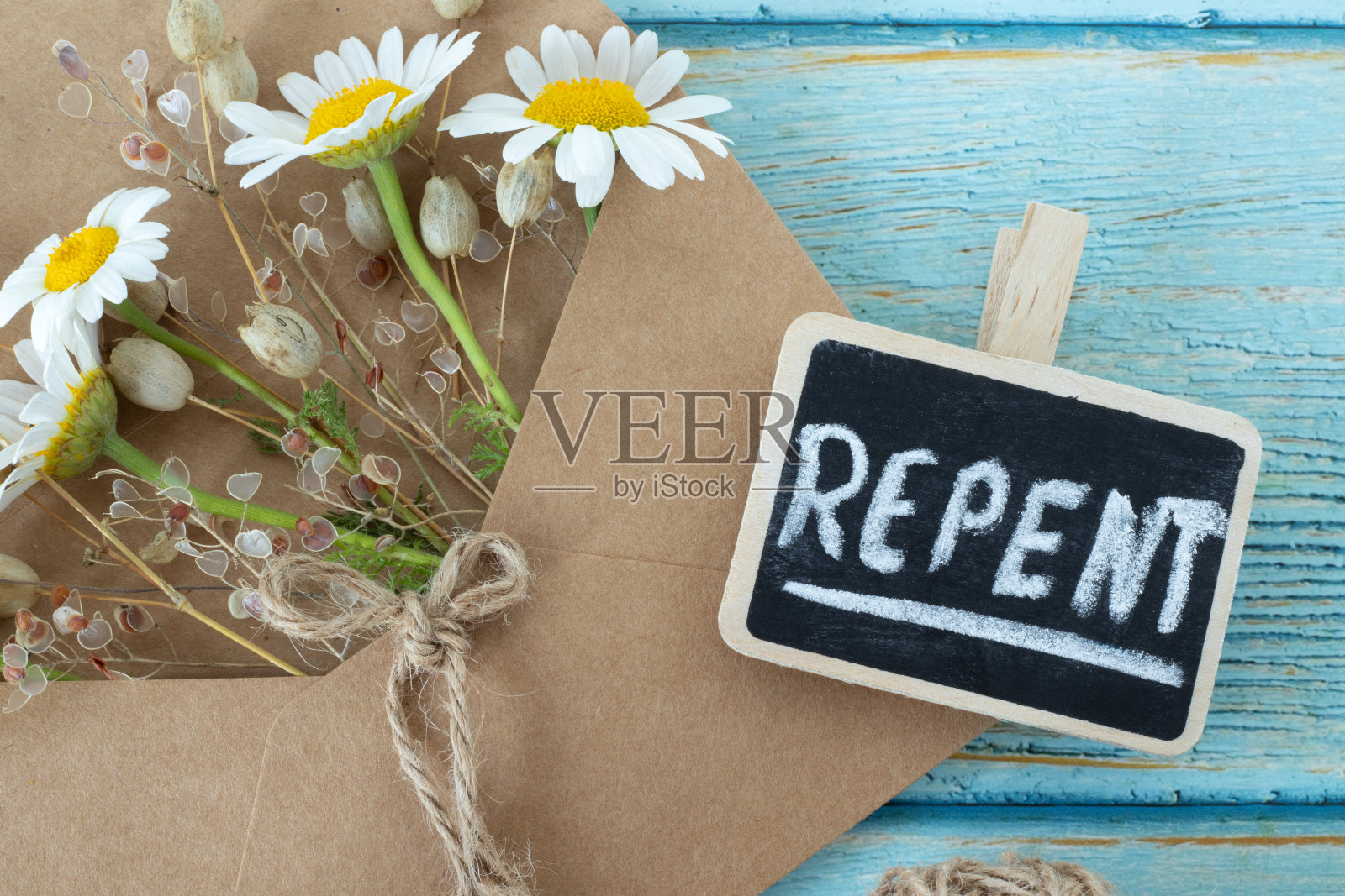 忏悔，木桌上手写的字和带花的复古信封照片摄影图片