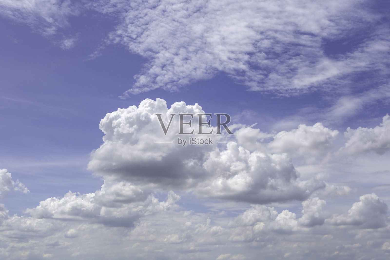 蓝天白云的背景。照片摄影图片