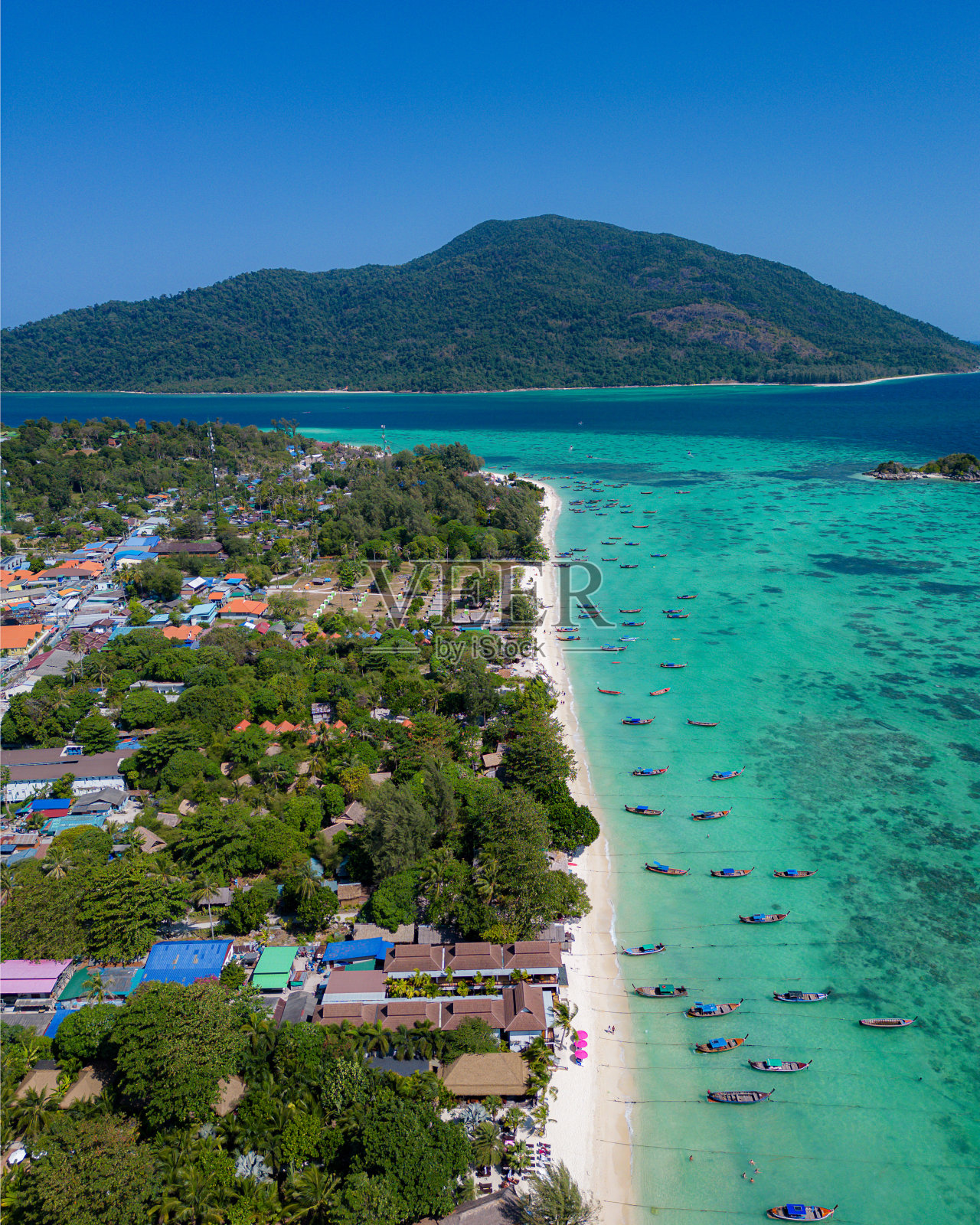 利佩岛(Koh Lipe)的一个海滩的无人机视图。照片摄影图片