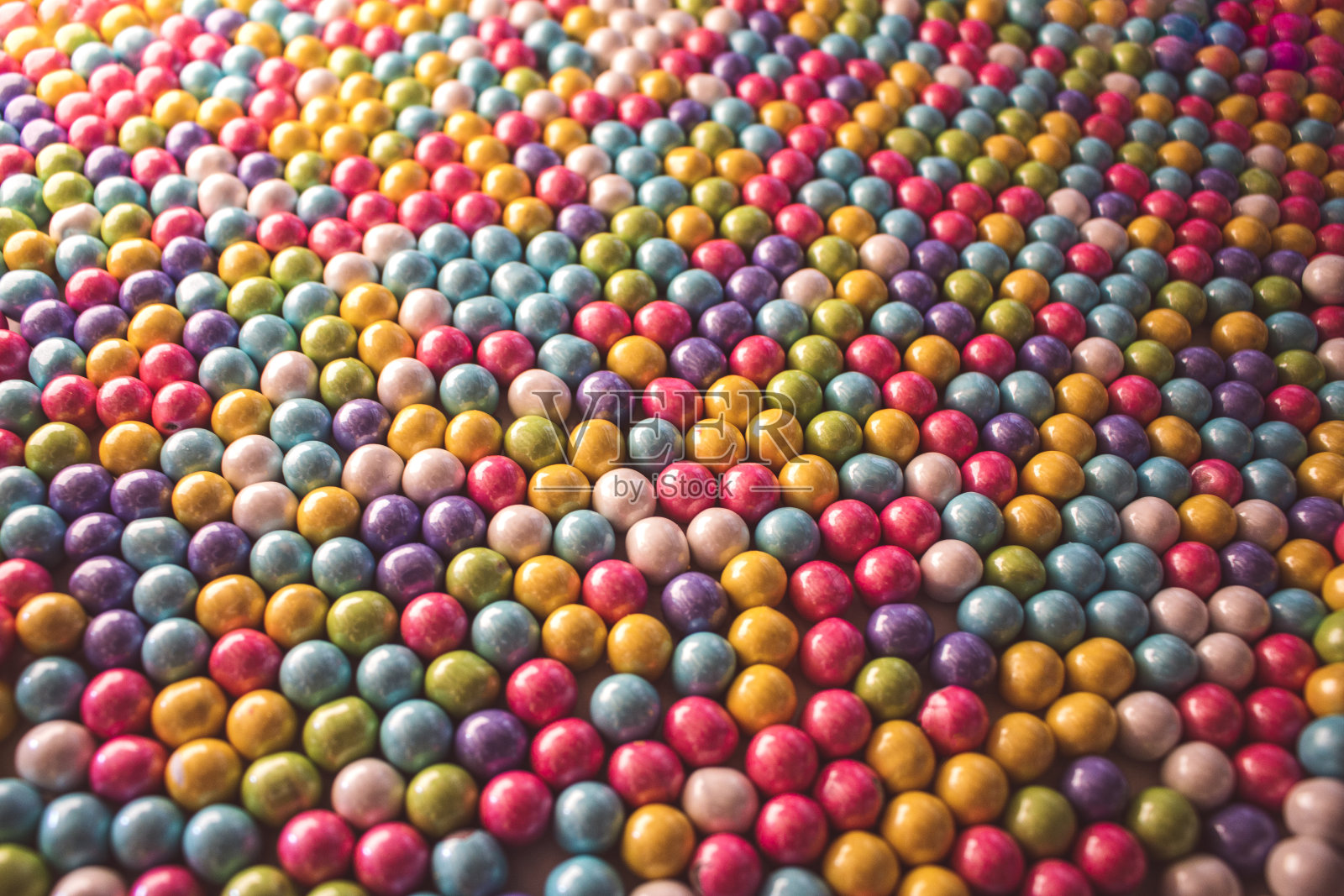 糖果涂层闪亮的节日彩色巧克力覆盖球平头顶显示照片摄影图片