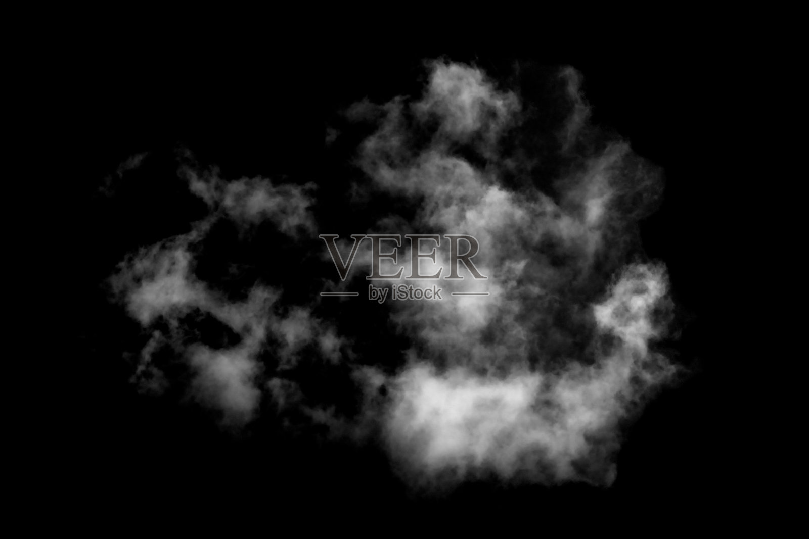 孤立的白云在黑色的背景，纹理烟雾，抽象的黑色照片摄影图片